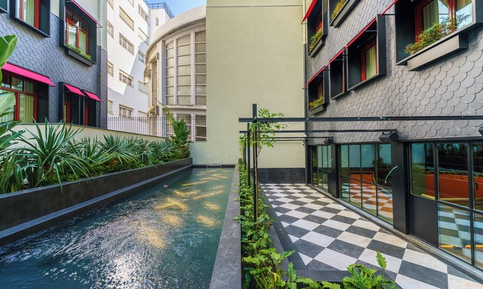 Centro / Baixa Hôtel | Unit with Aliados Views Near Igreja do Carmo and Douro River Ferry! Onsite Pool!