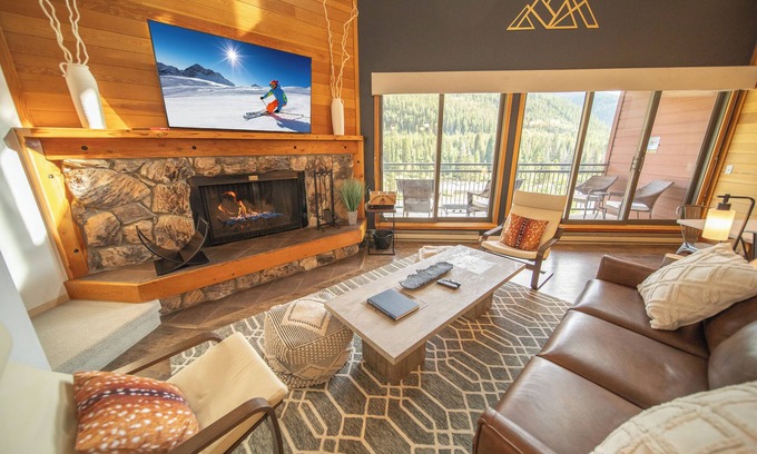 Lakeside Village Copropriété | Unit with wood burning fireplace and free shuttle
