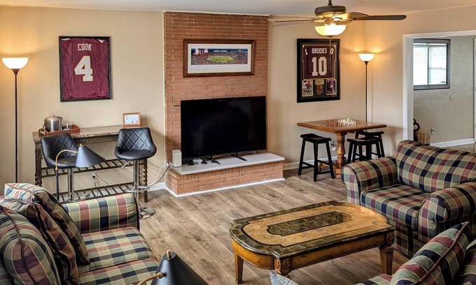 Tallahassee Maison | FSU Family & Friends House, 4 bedrooms,2 bathrooms, sleeps 12, 2 blocks from FSU