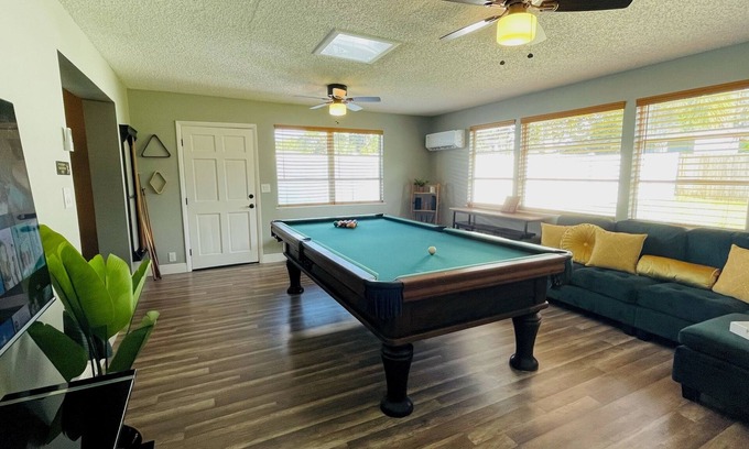 Harbor Oaks Bay Shore Maison | Unleash the Fun: Kayaks, Pool Table, Fishing Poles, and Ping Pong Table, Smoker
