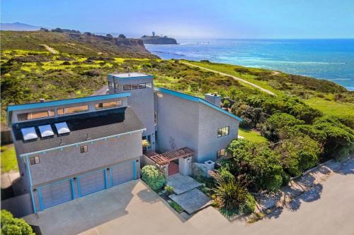 Moss Beach Maison | Unmatched Ocean Beach and Mountain Views Family-Friendly Retreat