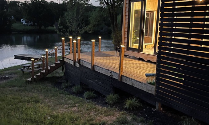 Odessa Cabine | Unplug and unwind in this charming loft cabin nestled on the water’s edge.