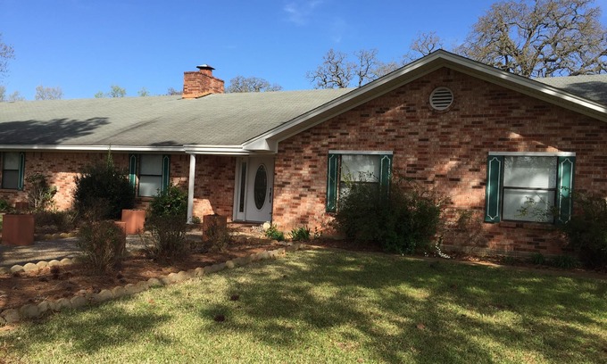 Oakwood Maison | Desenchúfelo en una casa de la década de los 70's de 4BR-3BA 5400 pies cuadrados en un rancho de ganado en funcionamiento