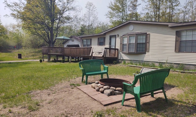 Comins Maison | Unplugged Relaxation in Northern Michigan
