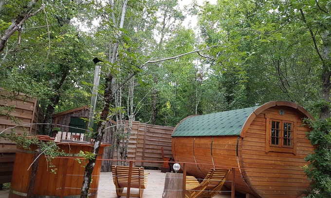 Monclar-de-Quercy Cabine | Hebergement insolite : Fût avec salle d'eau, terrasse et bain Nordique privé