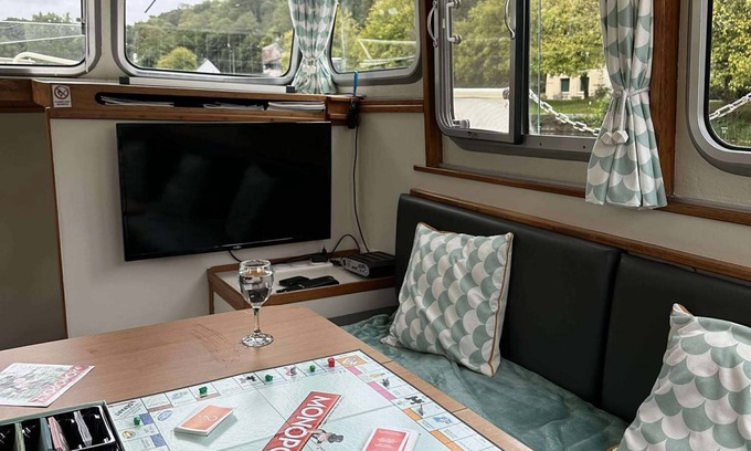 Saint-Nicolas des Eaux Location De Bateaux | Séjour insolite sur le Blavet : bateau à quai, cosy pour 2–5 pers.