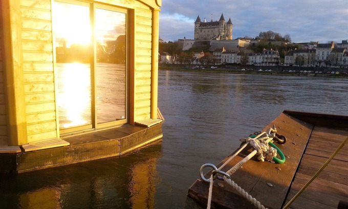 Saumur Location De Bateaux | INSOLITE GRAND GITE FLUVIAL FACE AU CHATEAU DE SAUMUR