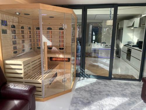 Barking Maison | Unwind 2Bed with Garden, Sauna and Hot Tub