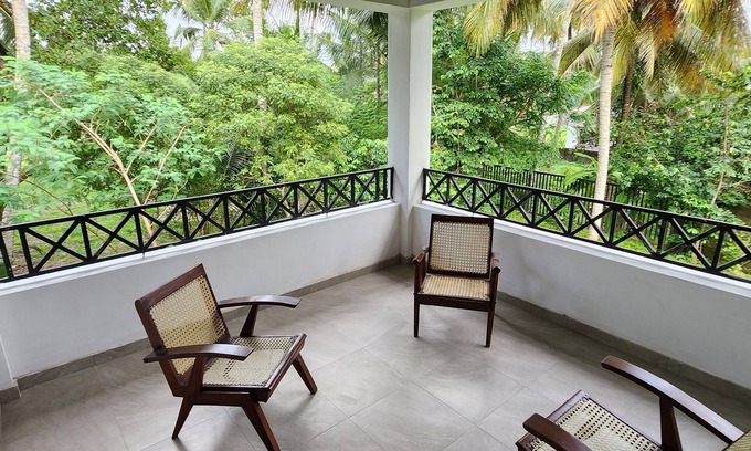 Minuwangoda Maison | Unwind and relax, cozy house on acre by the rice fields, plenty of space to rest