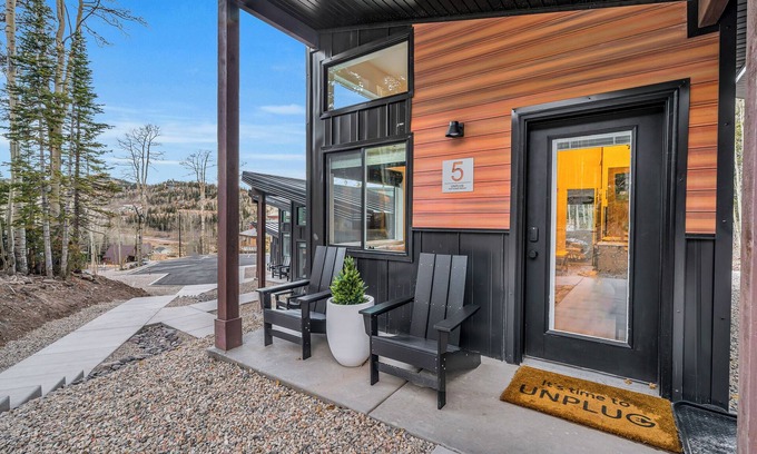 Steam Engine Meadows Cabine | Unwind and Unplug at #5 Tiny Cabin