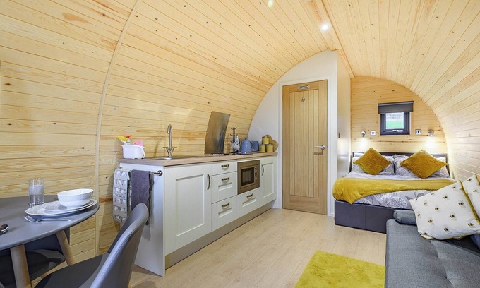 East Haddon Cottage | Unwind in a relaxing a fun accommodation in a beautiful rural setting.