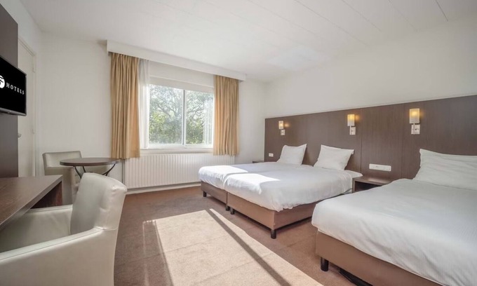 Waalwijk Hôtel | Unwind in Nature's Embrace: 4 Family-Friendly Rooms Near Beekse Bergen Zoo