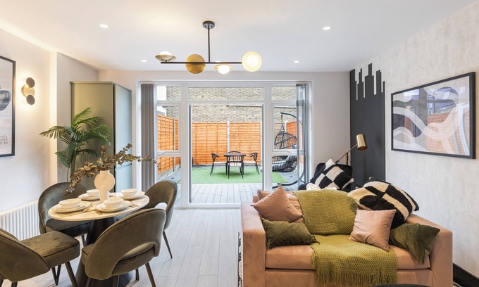 Tottenham Hale Appartement | Unwind in Style: 2BR with Cozy Backyard for Groups