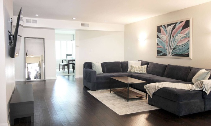 Woodland Hills Copropriété | Unwind in Style, Modern, Secure & Centrally Located