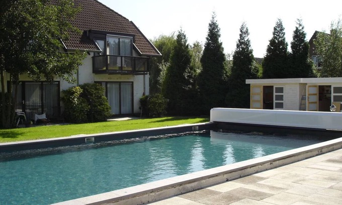 Lekkerkerk Hôtel | Unwind with Terrace Dining, Seasonal Pool & Free Parking in Lekkerkerk