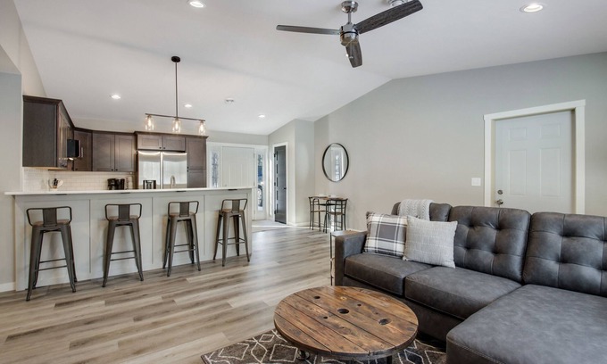 Cumberland Copropriété | Up North Living! Fully renovated one-level living home in wooded lot near lake.
