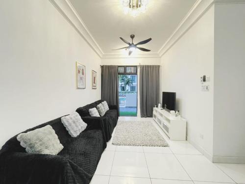 Taman Bukit Mewah Appartement | Up to 6 Pax, Next to Paradigm mall JB with Big Patio & Pool Access