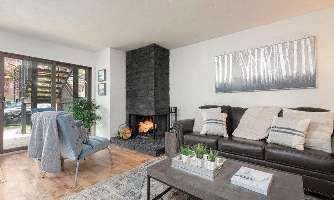 Aspen Maison | Updated 1 BR in Aspen's Center, Walk Everywhere!
