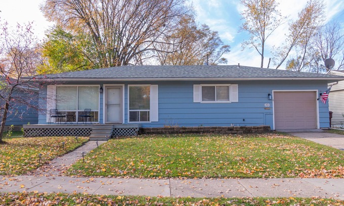 Ann Arbor Maison | Updated 5 bedroom ranch w/fenced in yard and 100"+ projector near downtown!