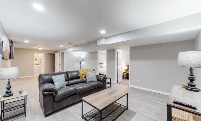 Windsor Maison | Updated 6 King Bed Home Large Yard 4 TV & Garage