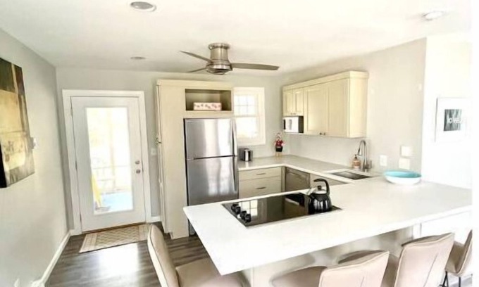 Lakeside Maison | Updated, bright, and peaceful cottage in Lakeside