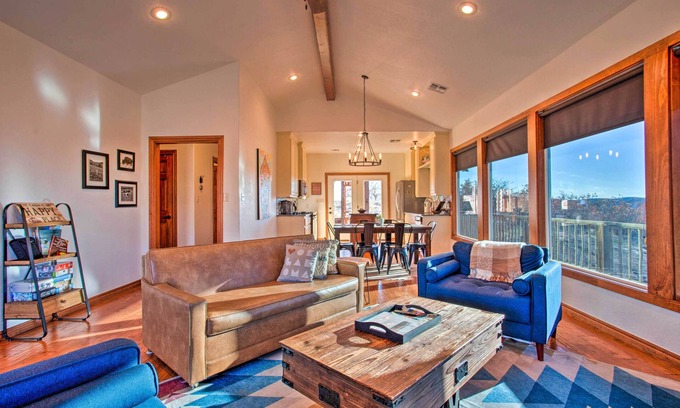 Medicine Park Cabine | Updated Cabin w/ 360-Degree Mtn View: 1 Mi to Lake