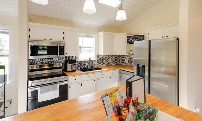 Comanche Maison | Updated Comanche Home w/ Country Views!