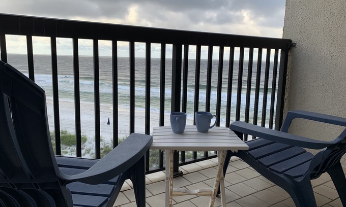 Sunnyside Copropriété | Updated Condo in Midrise Building. Directly On Beach. Beautiful View!