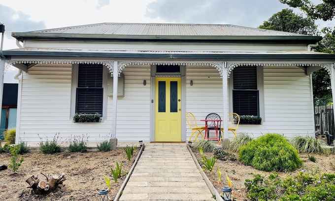 Canadian Maison | Updated Cottage on Large Sunny Block, 5 mins to town