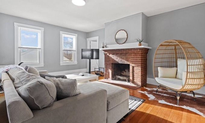 West Hartford Appartement | Updated & Cozy 2bd Near Blueback w. Off street Parking, Utilities + Wifi