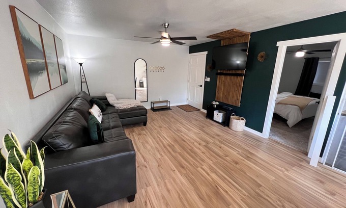 Casper Appartement | Updated Cozy Downtown Forest Retreat