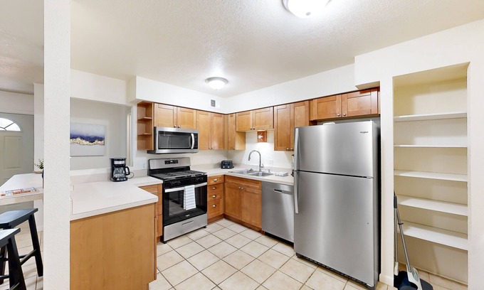 Barton Hills Maison | Updated dog-friendly duplex with sunroom, grill, central AC, streaming, and W/D
