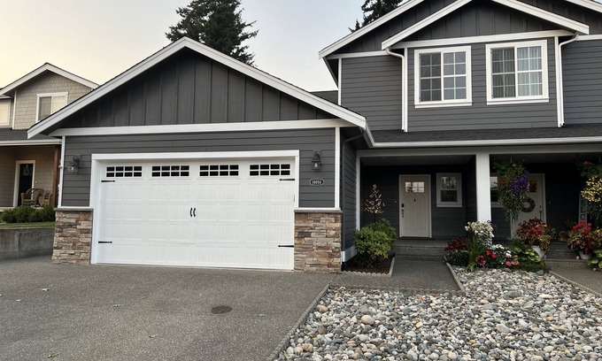 Lynden Maison | Updated duplex on quiet street close to dining, shopping, hospitals & mountains,