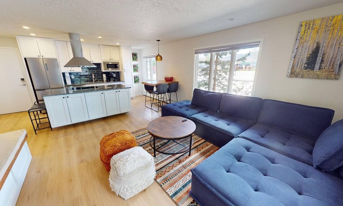 Dillon Copropriété | New Listing- Updated End Unit In Town. Easy Drive to 6 Ski Areas, Shops.