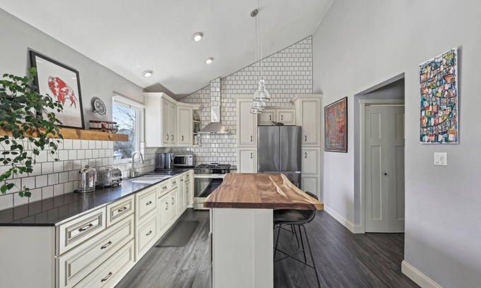 East MLK Maison | Updated Home with Gourmet Kitchen, Desk Setup and Keyboard, Perfect for Digital Nomads