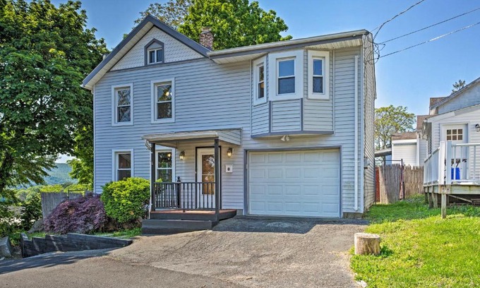 Highland Falls Maison | Updated Home with Patio Half Mile to West Point