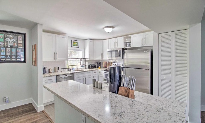Progressive Northwest Maison | Updated Home with Patio and Yard Less Than 2 Mi to Palm Beach!