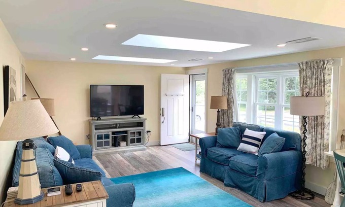 West Dennis Maison | Updated House - 5 min. walk to beach w/fire pit