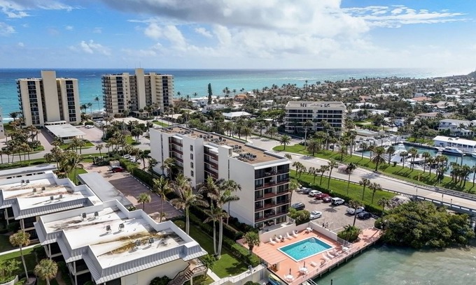 Tequesta Copropriété | Updated Jupiter Island Condo! Calling Beach Lovers! Beaches Surround this Gem.