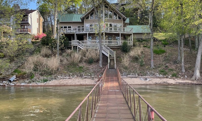 Iuka Maison | Updated lake house on beautiful Bear Creek!