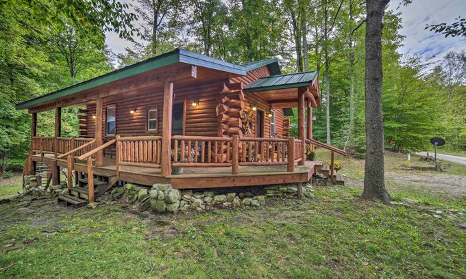 Manistique Cabine | Updated Manistique Log Cabin, Yard & Fire Pit