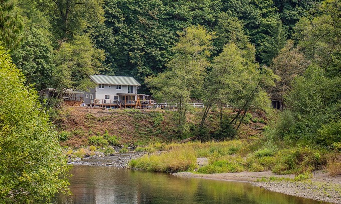 Kalama Maison | Updated Riverfront Home with Stunning Views, Deck, Kayaks, Fireplace