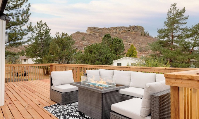 Castle Rock Maison | Updated & Spacious 5-bedroom house with Views of the Rock and Mountains