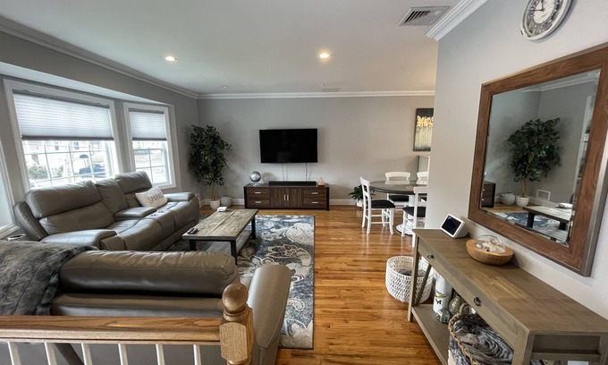 Kings Park Appartement | Updated top level apartment - modern design with open floor plan