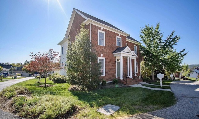 Blacksburg Maison | Updated townhouse, conveniently located 2 miles from VT campus, and downtown Blacksburg