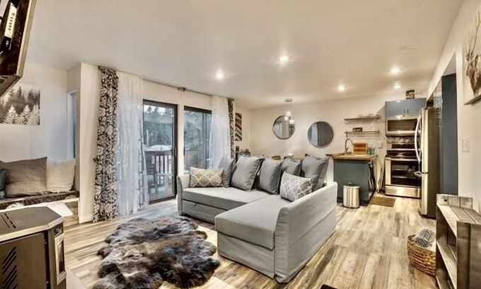 Majestic Pines Copropriété | Updated tree top cabin retreat!