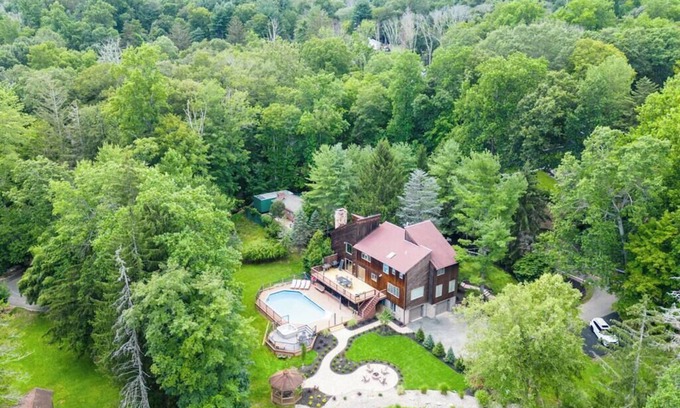 Airmont Maison | Upper Saddle River Resort with Pool and Lake Access