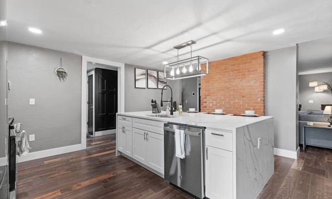 Shadyside Appartement | Upscale 2 Story Apartment w/ 8 beds| Free Parking
