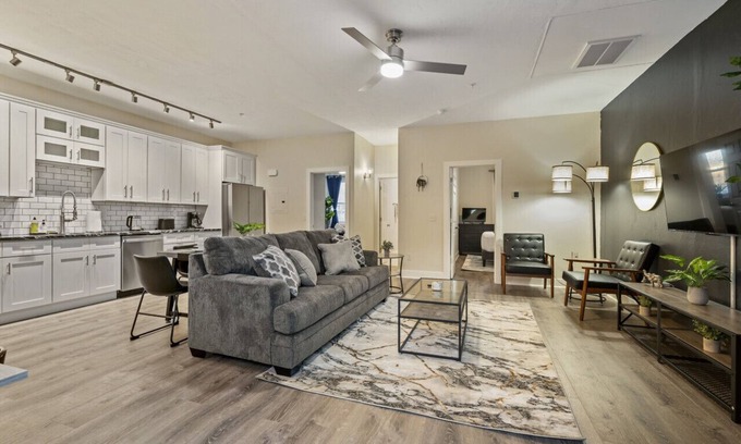 East Liberty Appartement | Upscale 2BR suite ~ Free Parking & Walkable!