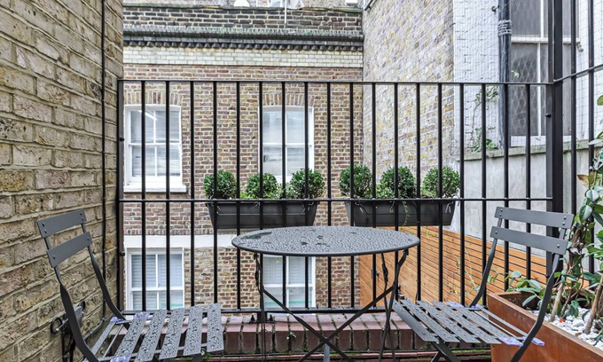 Abbey Road Maison | Upscale 3-BR Haven in High-end and Trendy Location